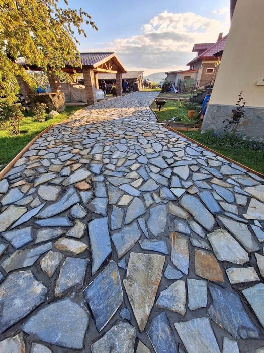 Piatra naturala de munte ideală pentru pavarea curții dvs