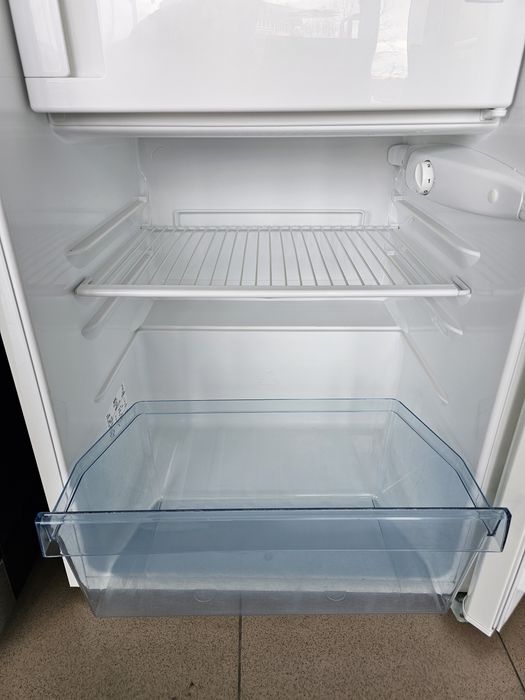 Малък хладилник с камера AEG