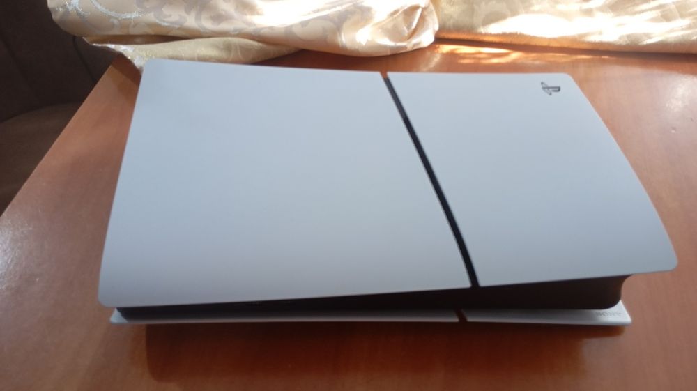 PS5 Digital 825GB cu Două Manete