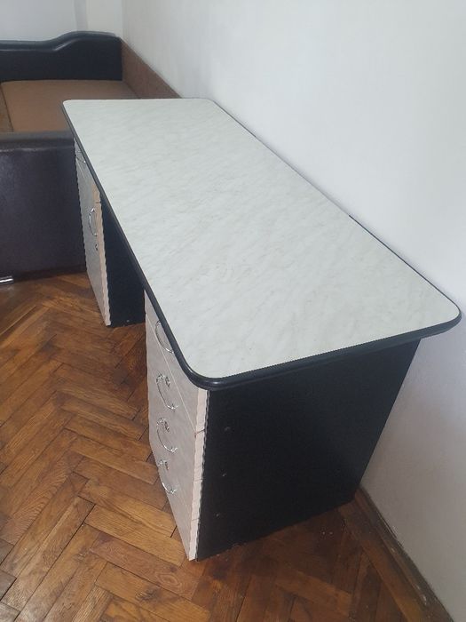 Birou, comoda de TV si masuta de cafea