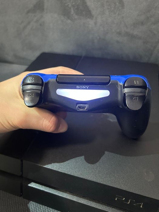 Ps4 un pic zgâriat de 2 3 ani negociabil