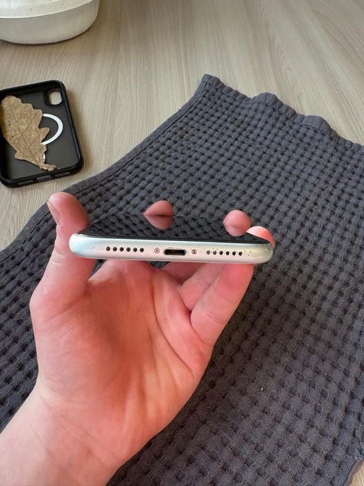 Продам телефон XR