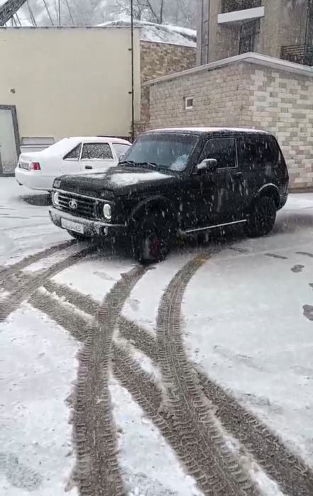Vaz 2121 niva xolatti zor orqa oldi torttadi gazi yo qoyilmagan