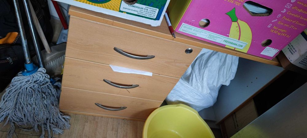 Маси със стъклен плот, маси с колелца