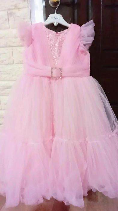 Продаётся праздничное платье для девочки