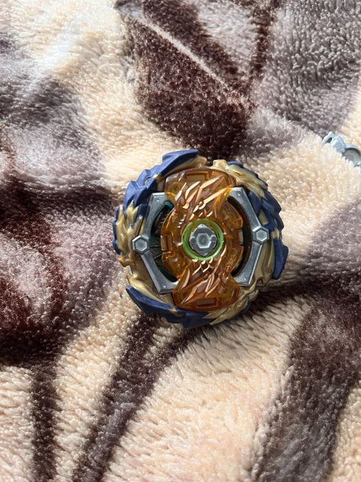 Бейблэйд один волчок 3000тенге