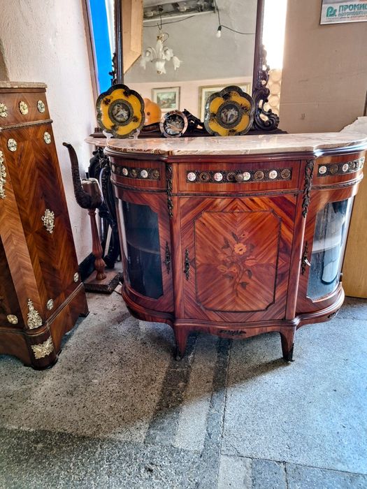 Бароково витринно шкафче