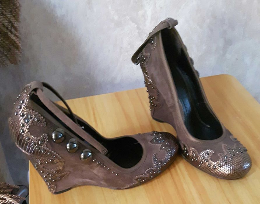 Продаются замшевые туфли