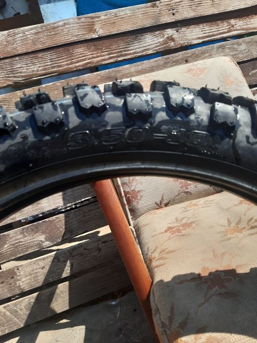 Vând două cauciucuri de față și unul pe spate de Enduro îs noi