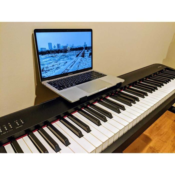 Подставка для ноутбука MacBook на пианино Roland FP-30