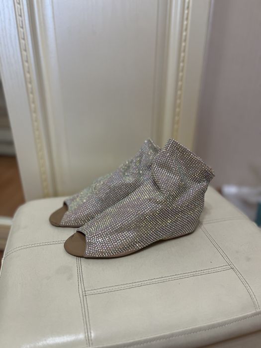 Продаются вечерние туфли.