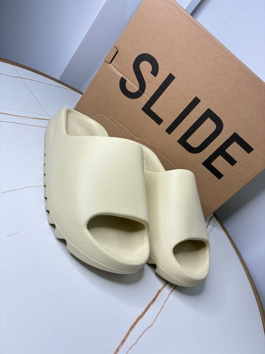 Papuci Adidas Yeezy Slides „Bone” / Pure – Ediție Premium, Noi la Cutie