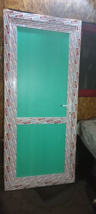 Продам пластиковую дверь