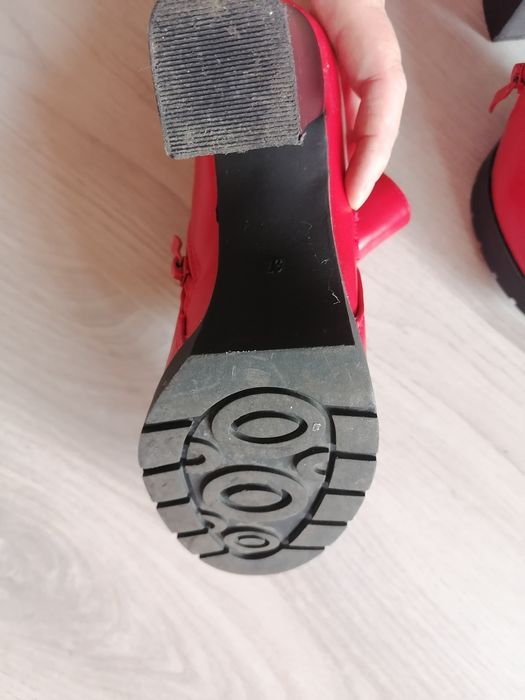 Botine roșii elegante