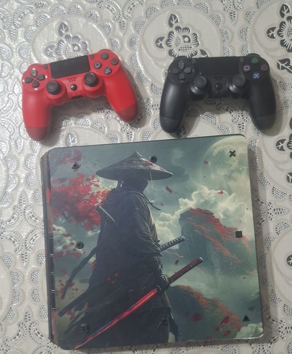 Плейстейшън 4 (PS4) Комплект + 2 джойстика + 9 ТОП Игри (Перфектно състояние!)