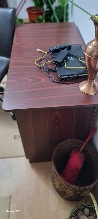 De vânzare birou +scaun de pile