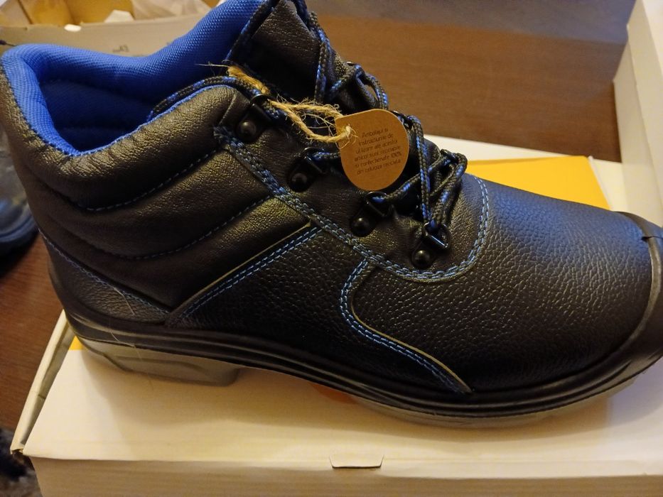 Vând bocanci de muncă