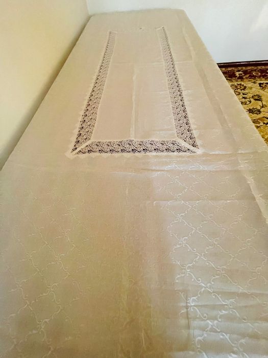 Скатерть в отличном состояние белый и бежевый цвет