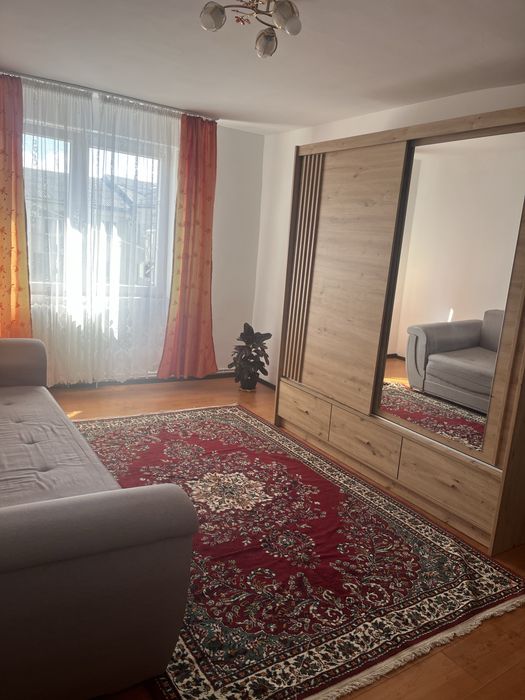 Vand aprtament cu 2 camere, decomandat, mobilat si utilat, zona foarte buna