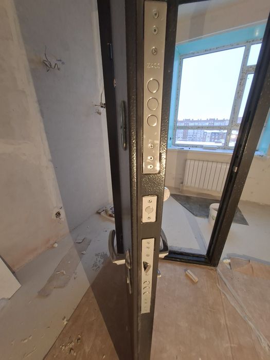 Продам входную дверь