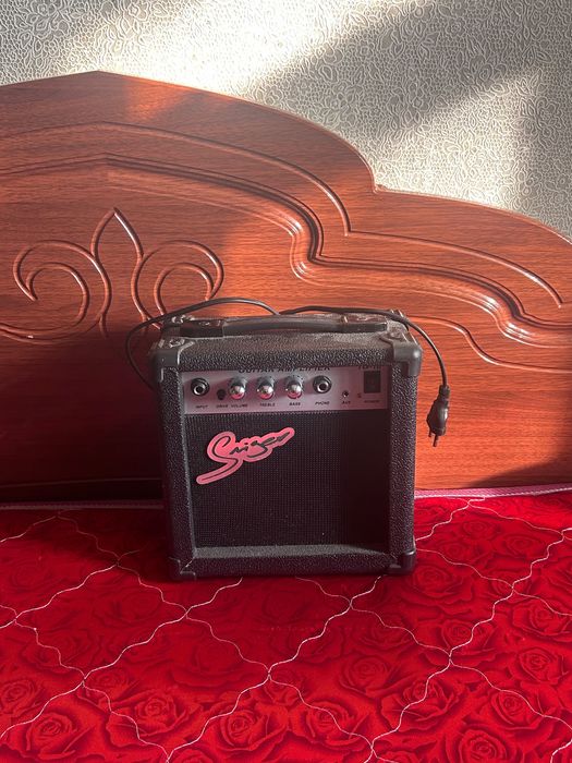 Электрогитара и комбоусилитель