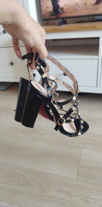 Намалени Нови дамски сандали с капси/шипове на ток