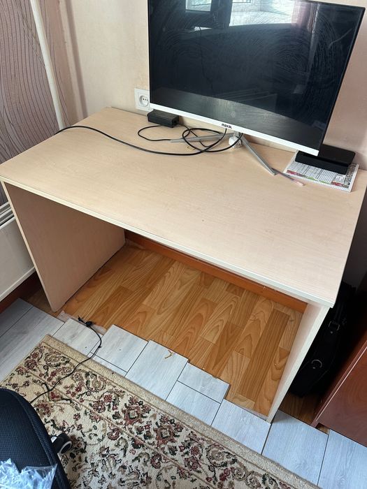 Стол письменный светлый