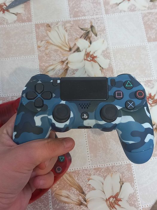 Ps4 pro 1TB + 2 джойтика