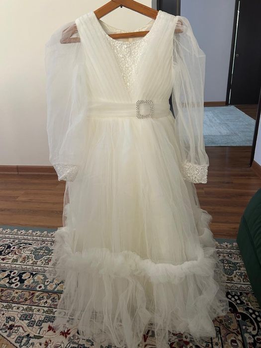 Белое платие почти новое