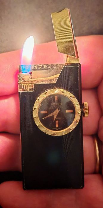 Зажигалка со встроенными швейцарскими часами.