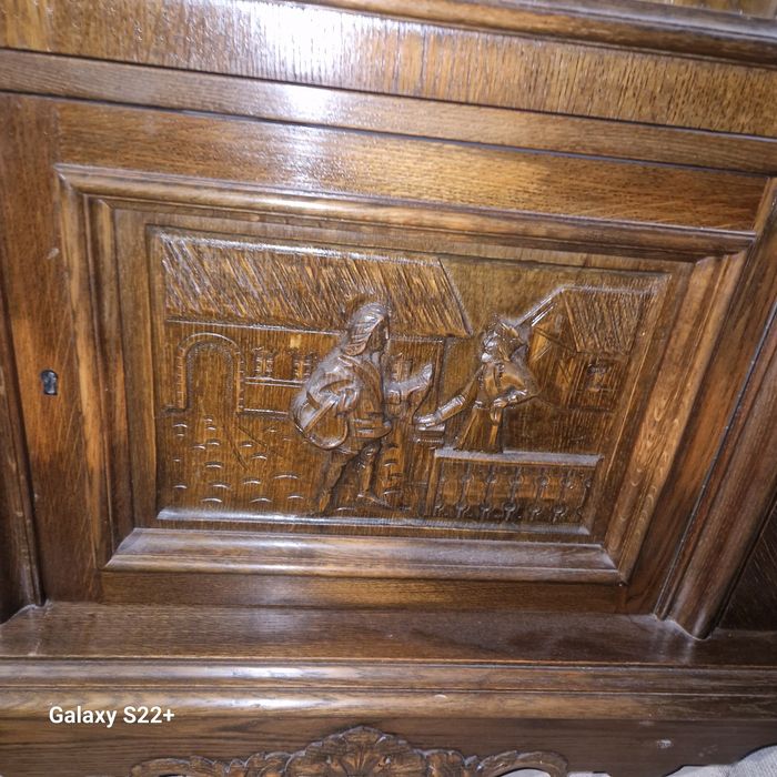 Дървен Шкаф с дърворезба