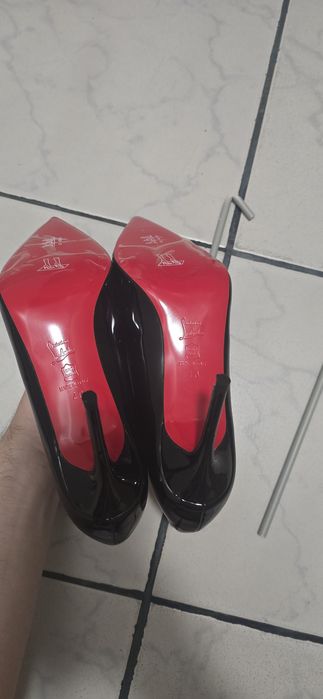 Pantofi eleganți cu talpa rosie