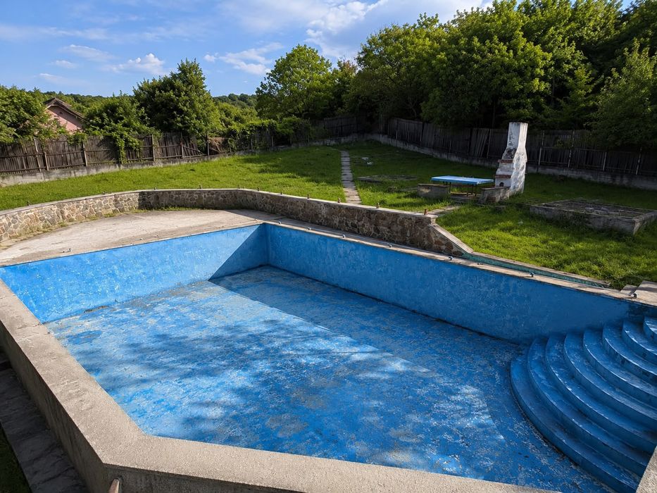 Teren intravilan 1100mp, Lenin Sud, piscina beton, toate utilitatile, langa padure, fara vecini, pensiune, vila, foisor agrement.