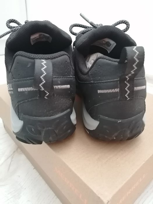 Продавам дамски туристически обувки Merrell 38 номер
