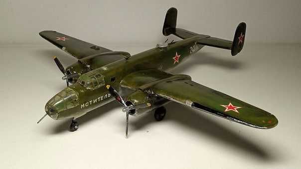 Сборная модель самолета Б-25C «Митчелл» (СССР, Донецк.ЗИ, 1/72)..