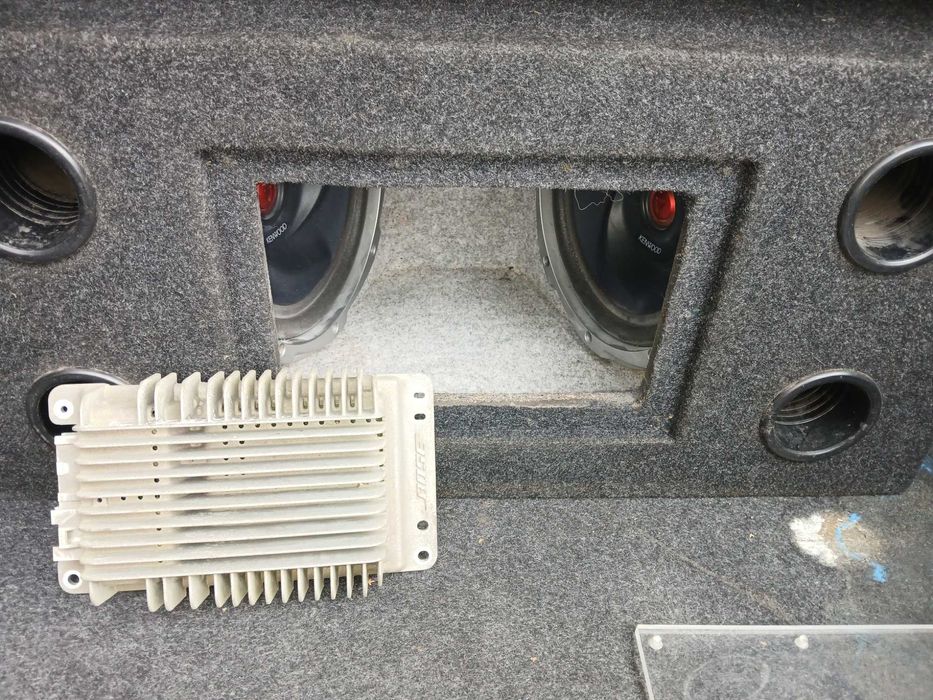 Сабвуфер Kenwood 1500w с усилителем Bose.