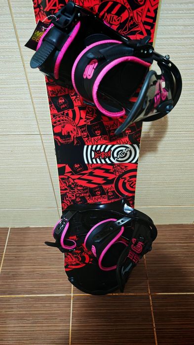 Placa snowboard Nitro 142 cm-legaturi boots Burton dama