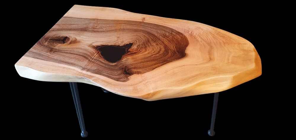 Масa за кафе. Масив орех с черна епоксидна смола.