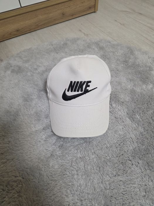 Нова шапка с козирка NIKE
