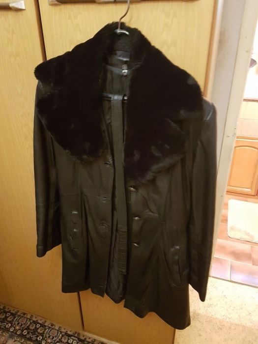 Продавам дамско кожено палто