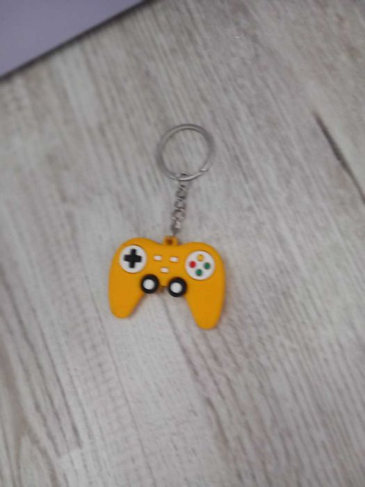 breloc gamer de pus la chei