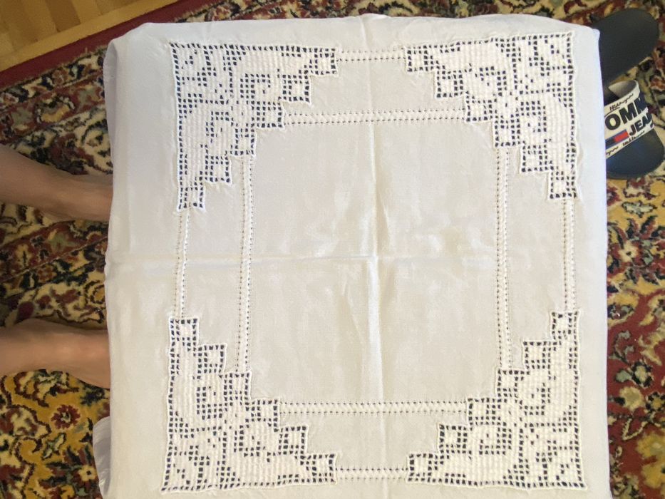 Fata de masa lucrata manual