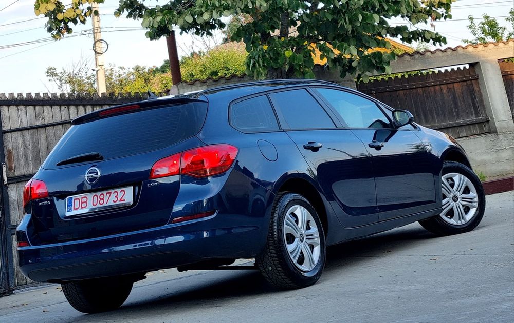 Opel Astra J//2013//SPORTS-TOURER