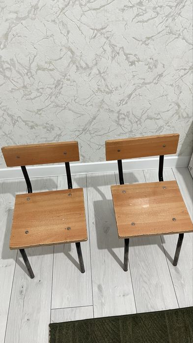 Парта и две стулы