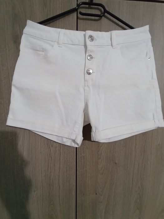 Pantaloni scurți Albi Esmara