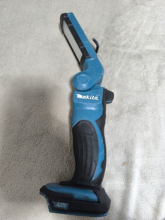 Lanterna Makita DML 801(pentru reparat se aprind doar 6 leduri) se vinde exact ce se vede in poze preț fix