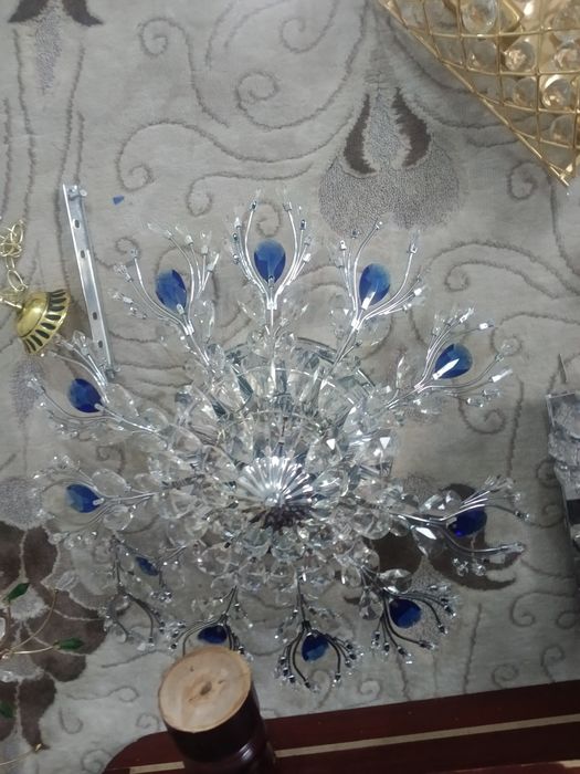 Продам люстру две шт