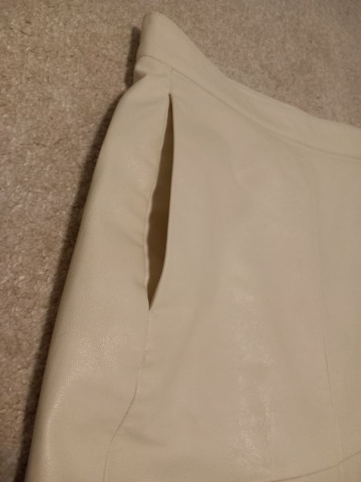 H&M Пола тип молив с цепка, Кремав цвят, 36 размер