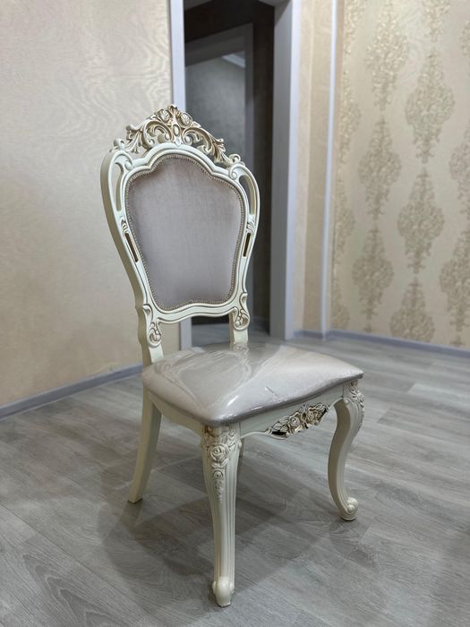 Стол со стульями