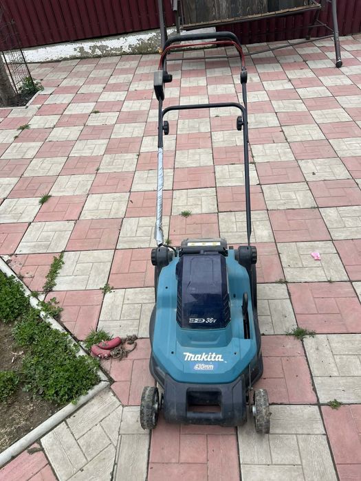 Mașina de tuns iarba Makita